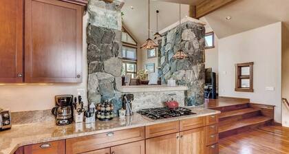 Mountain retreat overlooking Breck Golf Course with hot tub, free WiFi, & W/D
