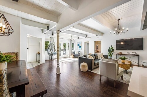 Stunning lakehouse lodge with a deck, fireplace, lush patio & lake access
