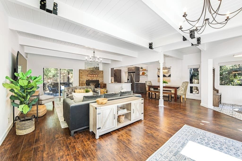 Stunning Lakehouse Lodge With A Deck, Fireplace, Lush Patio & Lake Access - San Bernardino, CA