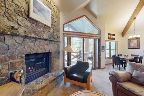 Refined Condo w/Shared Hot Tub & Pool, Gas Fireplace - Short Walk to Lifts