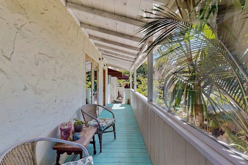 The Avenue: Charming hideaway with private deck & peeks of ocean, near downtown