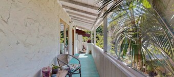 The Avenue: Charming hideaway with private deck & peeks of ocean, near downtown