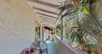 The Avenue: Charming hideaway with private deck & peeks of ocean, near downtown