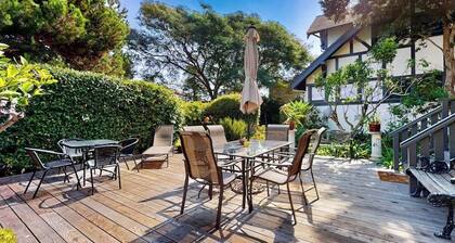 Lovely corner unit studio with patio & grill - 1 block to famed East Beach