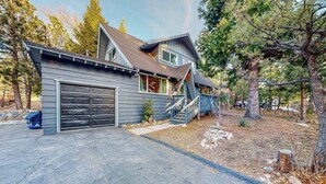 Une maison à deux étages avec un garage, un escalier et une allée.