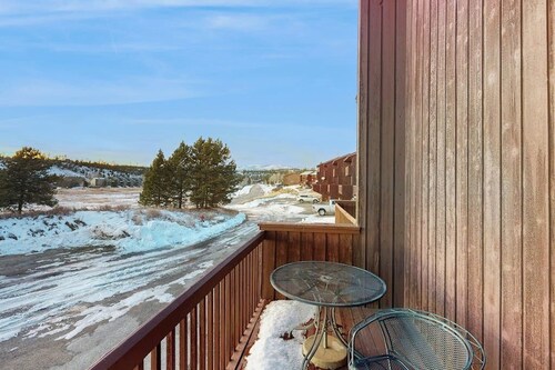 Conveniently located condo w/ full kitchen, wifi - near lake & wildlife