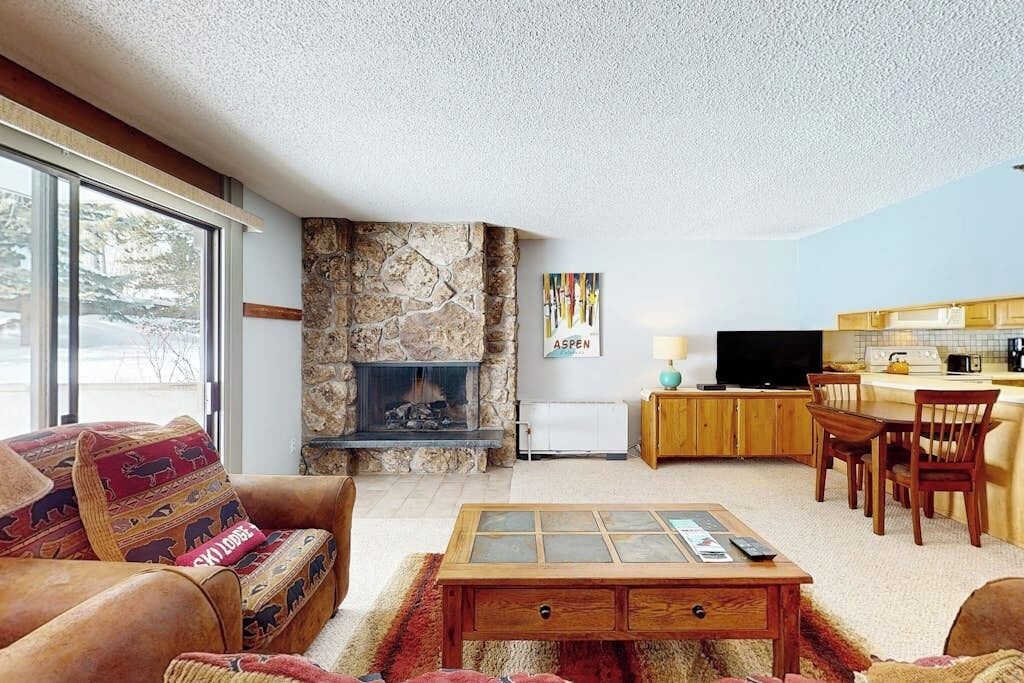 Televisión y chimenea 
