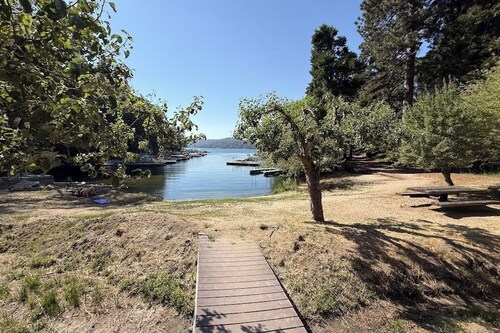 Walk to the lake & village, lake access, Fire-pit, wifi, & dog friendly