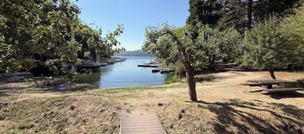 Walk to the lake & village, lake access, Fire-pit, wifi, & dog friendly
