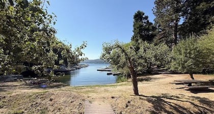 Walk to the lake & village, lake access, Fire-pit, wifi, & dog friendly