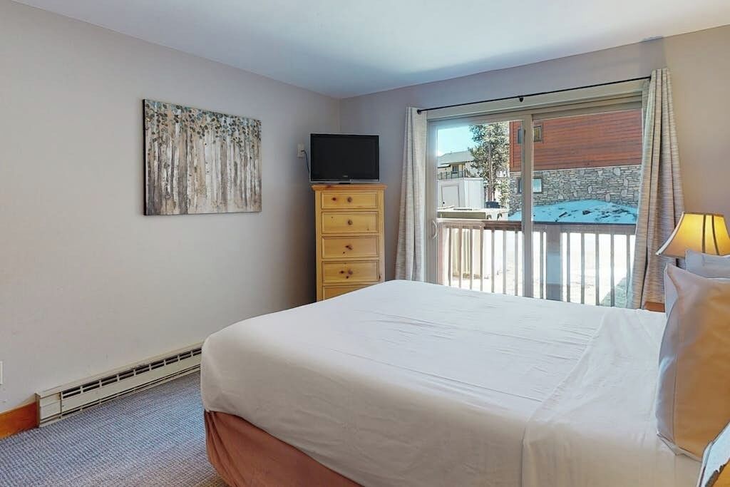 2 bedrooms, desk, iron/ironing board, Internet