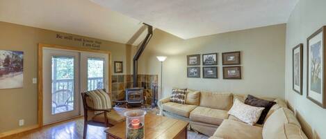 TV, fireplace, DVD player, books