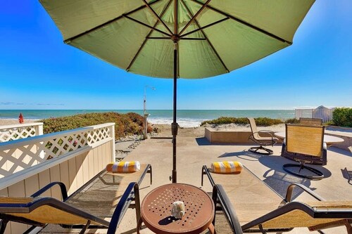 Beautiful oceanfront with deck & private road