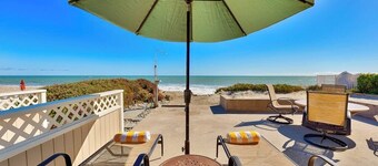 Beautiful oceanfront with deck & private road