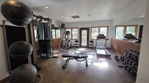 Fitness facility - Ski-in/out studio condo with heated underground parking, hot tub & grill (Breckenridge)