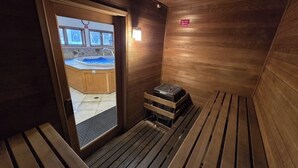 Ett ångrum med väggar av trä, en bänk och en liten träkonstruktion.