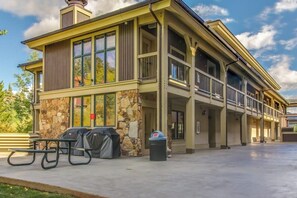 Outdoor dining - Ski-in/out studio condo with heated underground parking, hot tub & grill (Breckenridge)