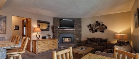 Fernseher, Kamin, DVD-Player