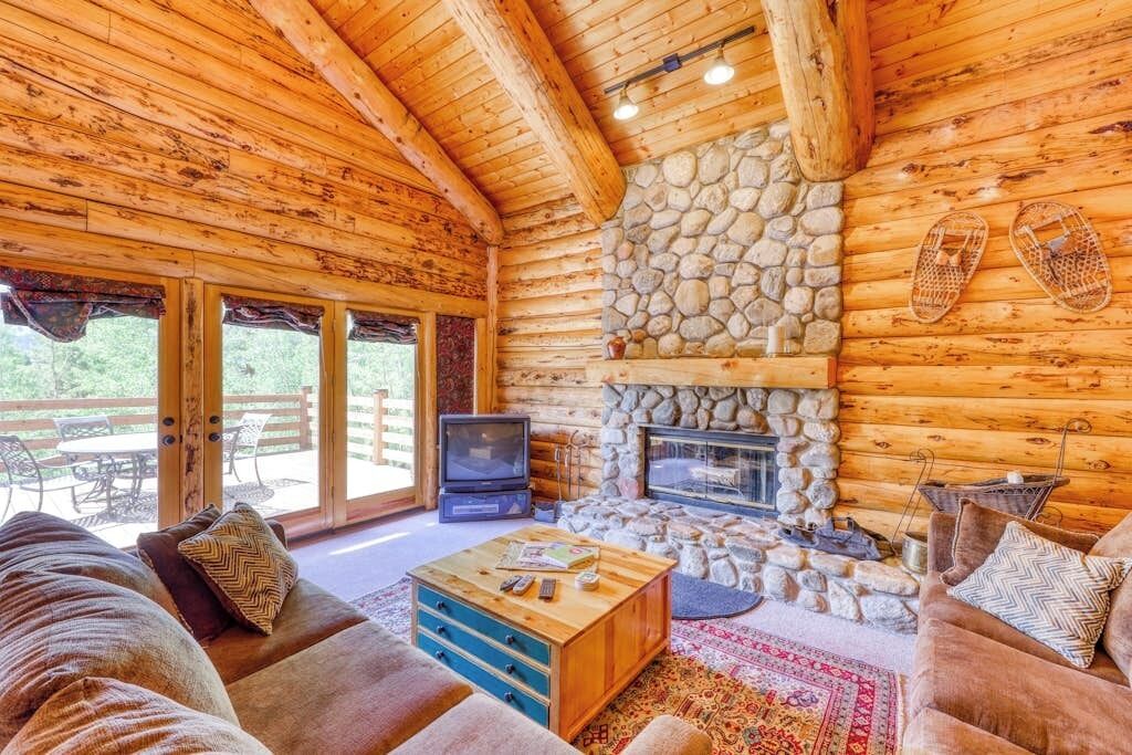 TV, fireplace, DVD player, books