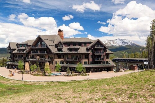 Ski-in/ski-out luxury w/ shared hot tubs, pools, & unobstructed mountain views