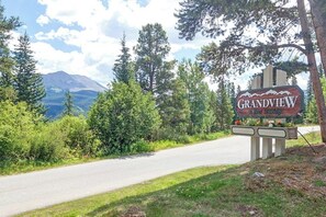 Ein Wegweiser für 'Grandview at Breckenridge' mit Berglandschaft im Hintergrund.