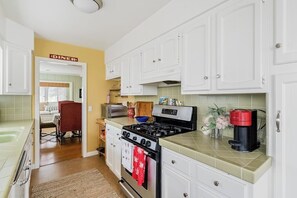 Fridge, microwave, oven, stovetop - Charming cottage near beach with ocean views, patio, fireplace, washer/dryer (Laguna Beach)