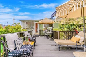 Terrace/patio - Charming cottage near beach with ocean views, patio, fireplace, washer/dryer (Laguna Beach)