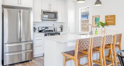 Charming gem near the beach with large backyard, cornhole, fast WiFi & grill
