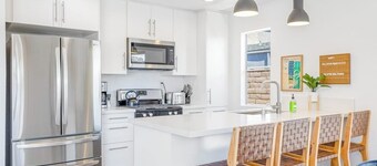 Charming gem near the beach with large backyard, cornhole, fast WiFi & grill
