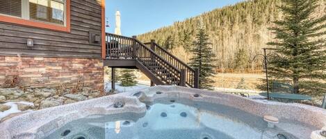 Outdoor spa tub