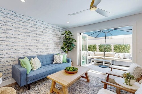 Beautiful Condo walking distance to Downtown Disney with outdoor living space