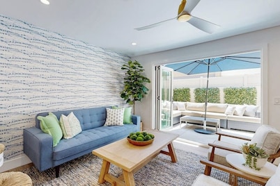 Beautiful Condo walking distance to Downtown Disney with outdoor living space