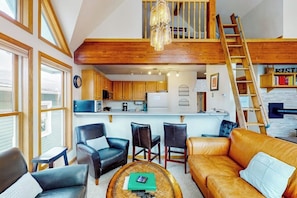 Ein Loft mit einer Küche, einem Essbereich und einer Sitzecke.