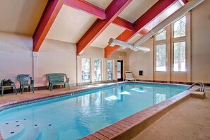Ein Hallenbad mit freier Sicht auf Decke, Fenster und eine Tür.
