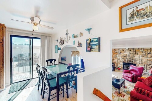 Sunny home near downtown with patio, fireplace, grill, washer/dryer, & Roku
