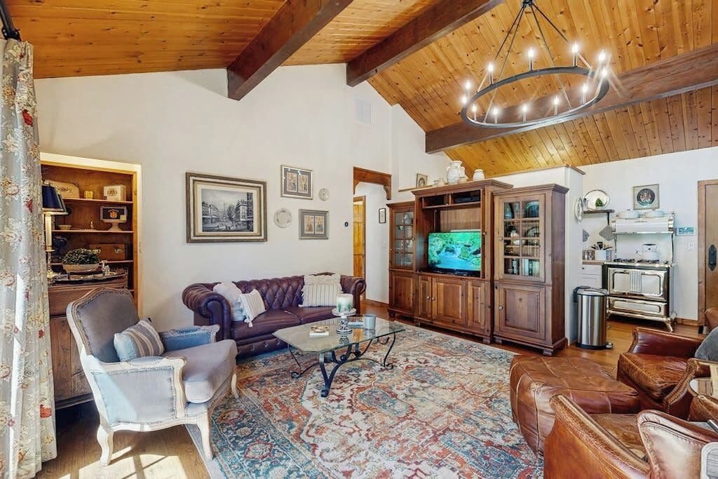 Escape To A Cozy English Countryside Cottage In The Heart Of Running Springs - Running Springs, CA