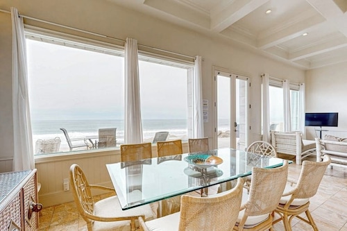 Beachfront dream home with balcony, patio & direct beach access