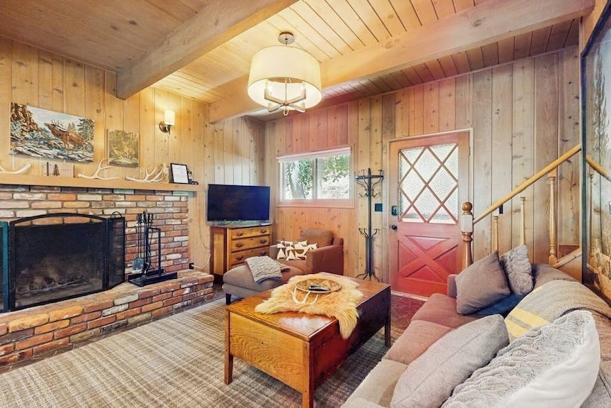 Dog-friendly Cabin Near Lake With Large Deck And Great Location - Lake Arrowhead, CA