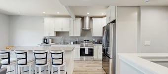 Updated townhome in gated community  w/ shared pool & jacuzzi - walk to beach