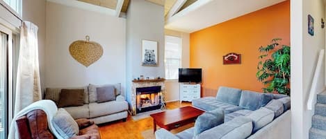 Una televisión, una chimenea