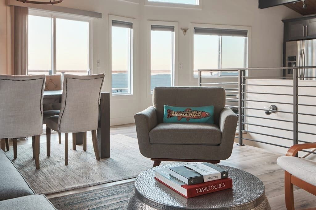 Spacious Home With Modern Finishes, Beautiful Views, 2 Decks & Fireplace - Rialto, CA