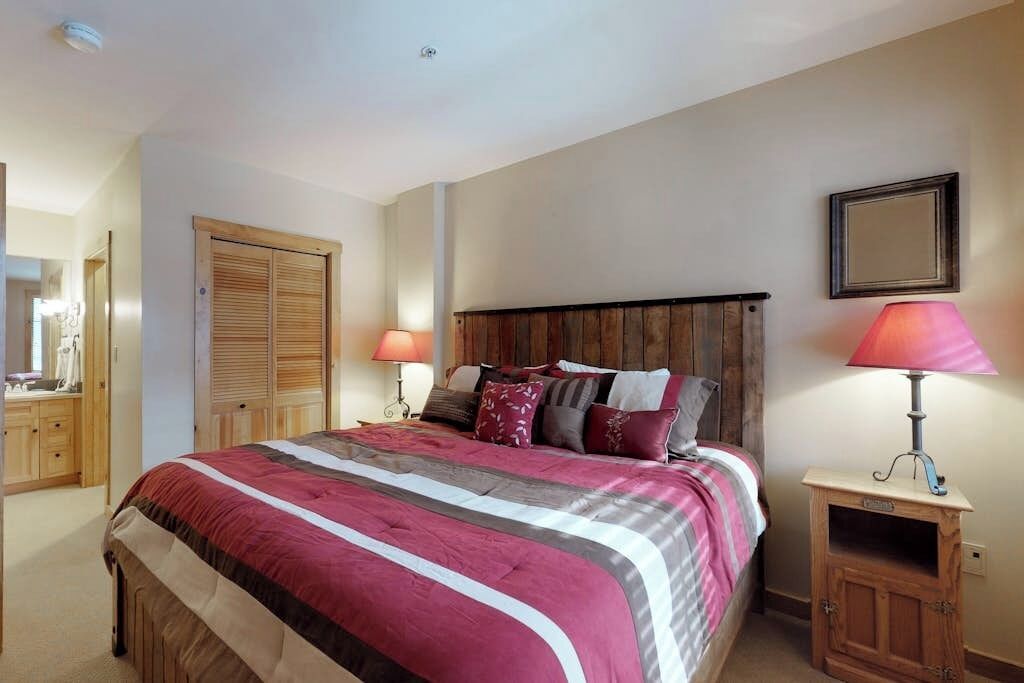 Iron/ironing board, travel crib, free WiFi, bed sheets