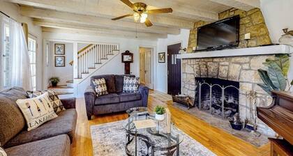 Vintage cottage with wood fireplace & deck - walk to Arrowhead Village