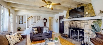 Vintage cottage with wood fireplace & deck - walk to Arrowhead Village