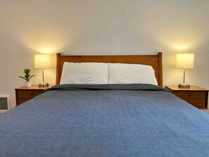 Room - Songbird Suite - Cozy, Spacious Maple Leaf Suite (Seattle)