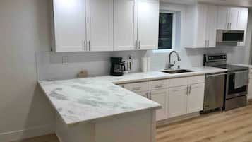 Fridge, microwave, stovetop, dishwasher
