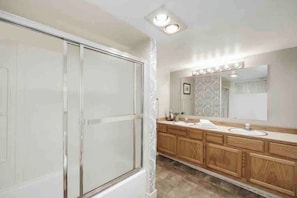 Bathroom - Songbird Suite - Cozy, Spacious Maple Leaf Suite (Seattle)