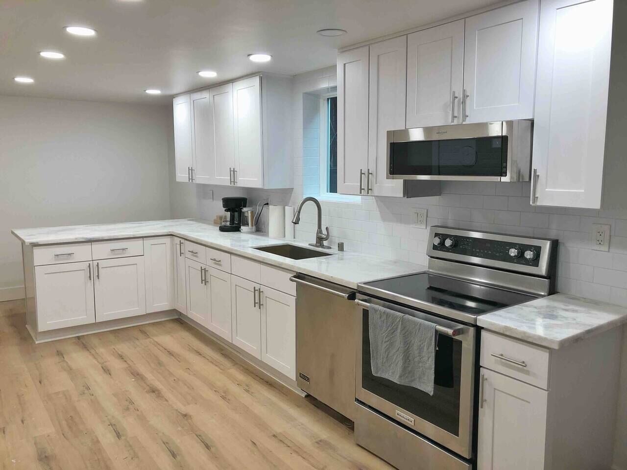 Coffee/tea maker, fridge, microwave, stovetop