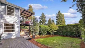 Una casa amb terrassa, pati tancat i jardí ben cuidat.