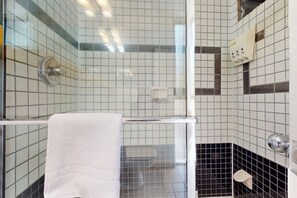 Dusche, Haartrockner, Handtücher
